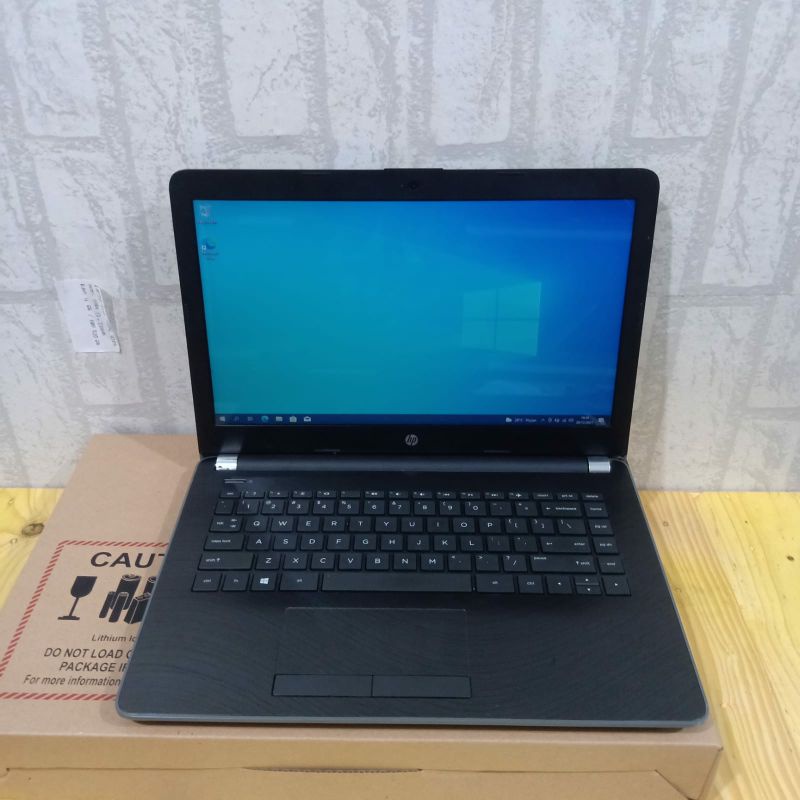 Laptop HP 14 - bw017AU Amd A9-9420 Gen 7 Ram 4GB HDD 500GB Amd Radeon R5 Graphic Windows 10 Layar 14 inch