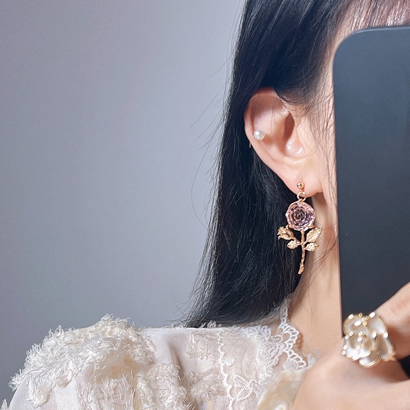 Anting Tusuk Asimetris Model Bunga Mawar Warna Pink Gaya Jepang / Korea Untuk Wanita