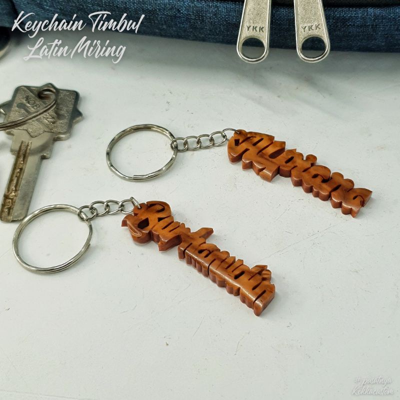 keychain huruf timbul latin miring gantungan kunci kokka kaukah kaokah