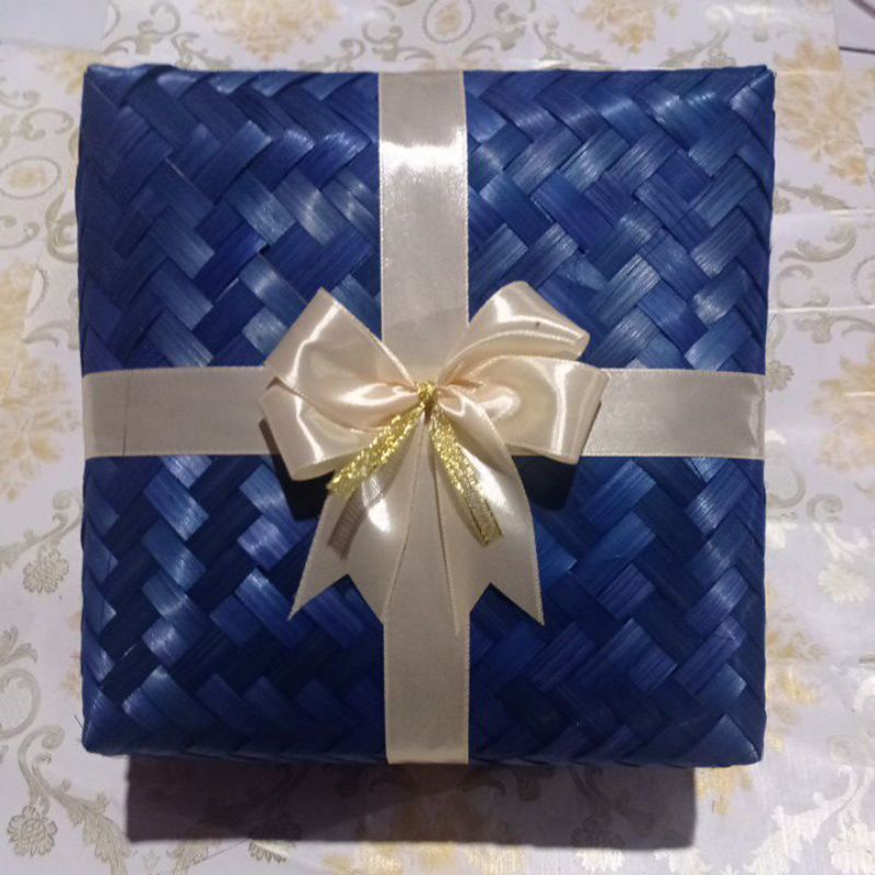 

[ Halodul ] besek bambu warna biru hias pita ukuran 22cm x 22cm | besek bambu hampers kotak hantaran lebaran