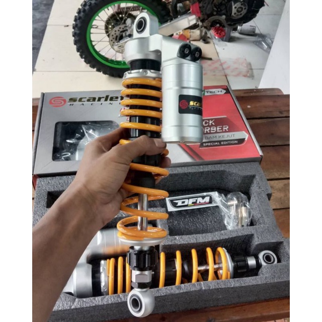 Shock scarlet tabung atas UK 34