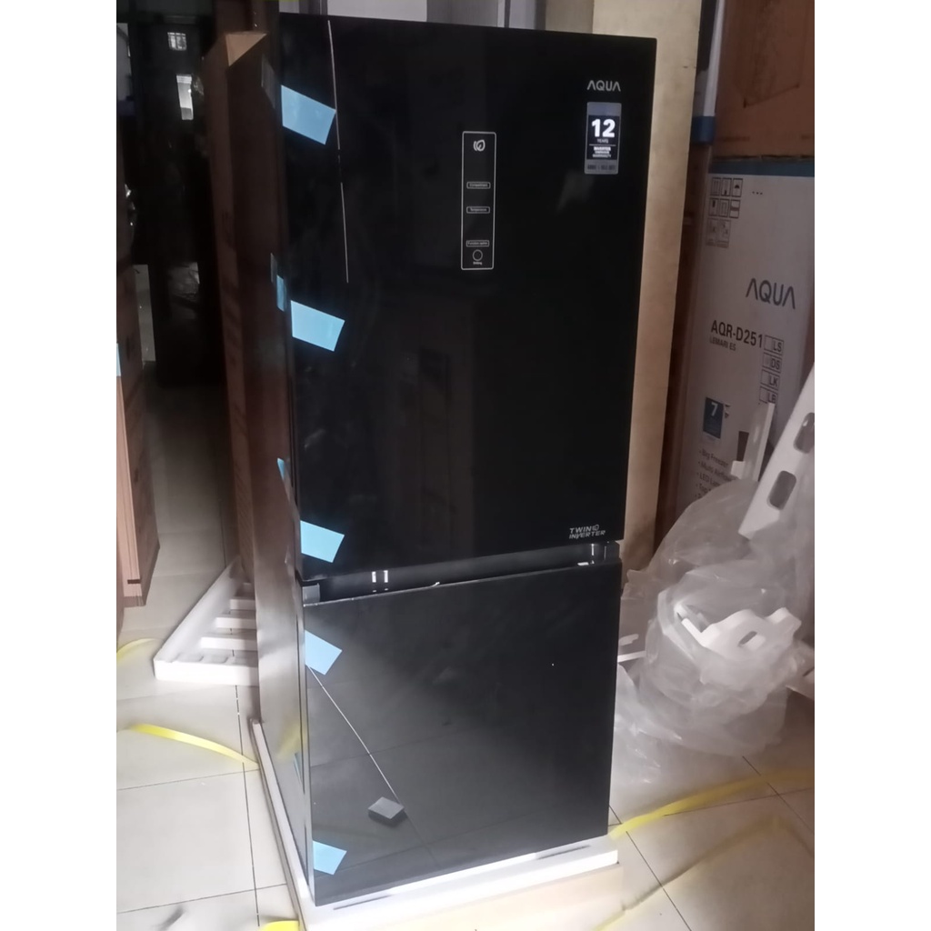 Kulkas Aqua AQR-290RBG(BK) 2 pintu freezer bawah 260 Liter 180 Watt Twin Inverter
