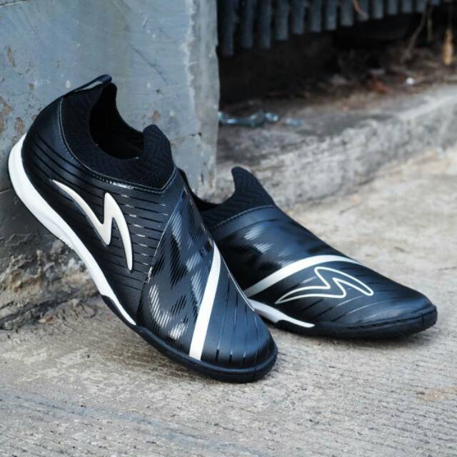 SEPATU FUTSAL SPECS ACCELERATOR SLAZ IN