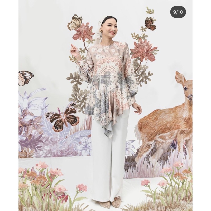 Kyra blouse wearing klamby