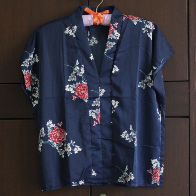 Blouse satin bunga floral