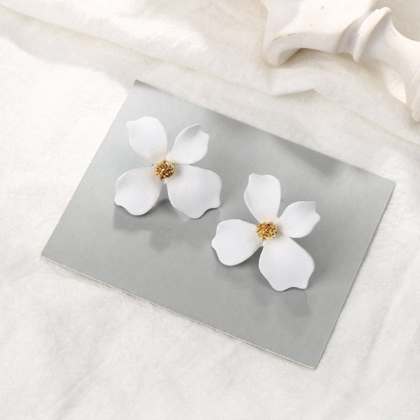 Anting Wanita Korea Motif Bunga/ Korean Flower Shape Earrings-White