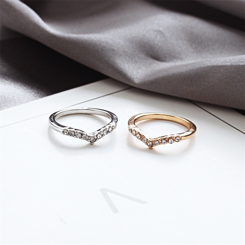 Cincin Berlian Bentuk V Warna Emas Dan Silver Gaya Korea Ukuran 1.8cm Untuk Wanita