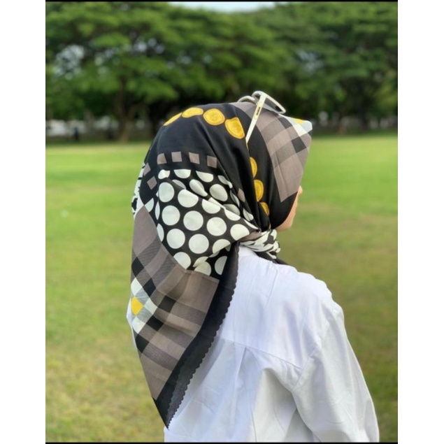 HIJAB DEENAY MOTIF TERBARU MOTIF BULAT KOIN HITAM PUTIH
