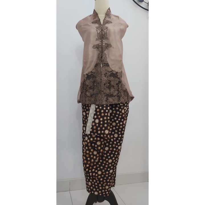 Set Bahan Kebaya Bordir Metalik Dan Kain Batik Cap