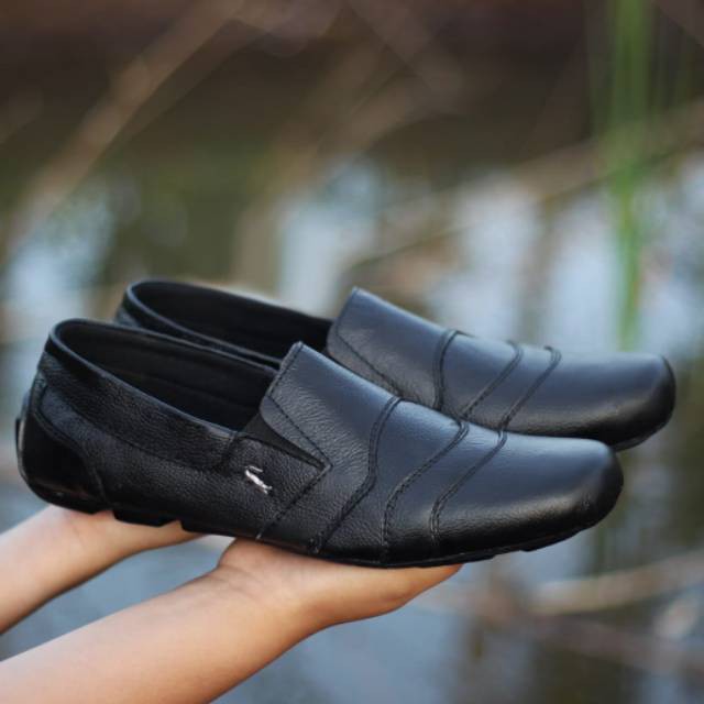 Sepatu slop pria kulit