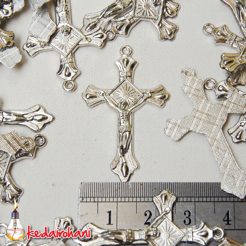 Bandul Salib / Cross Logam Dengan Corpus Yesus Perlusin Bahan Souvenir Kalung Rosario Besar