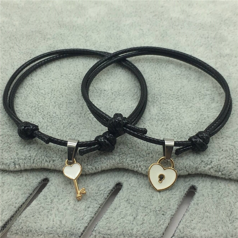 2pcs / Set Gelang Tali Warna Hitam Desain Kunci Gembok Untuk Pasangan