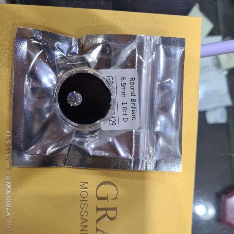 moissanite (batu saja)