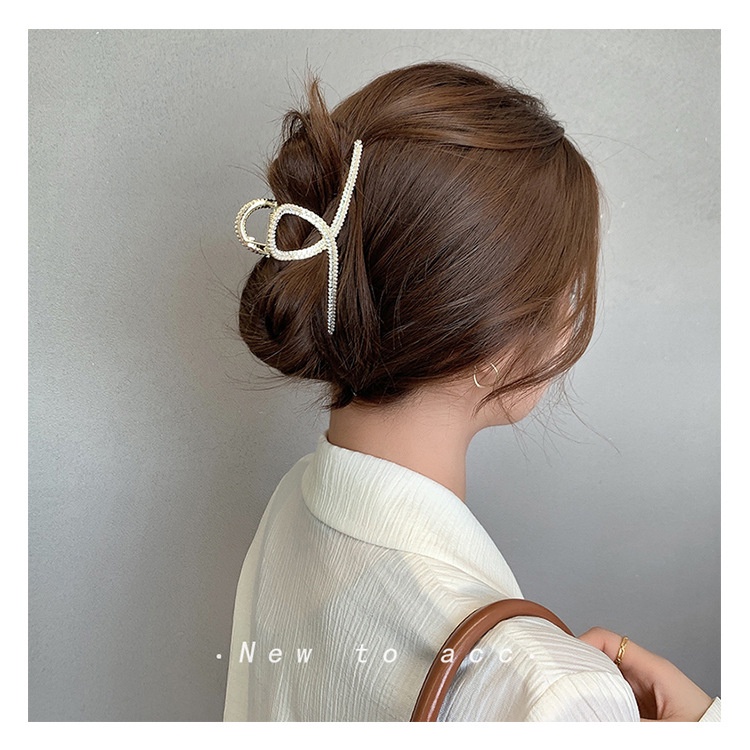 Jepit Rambut Bentuk Hiu Aksen Mutiara Dan Berlian Imitasi Untuk Wanita