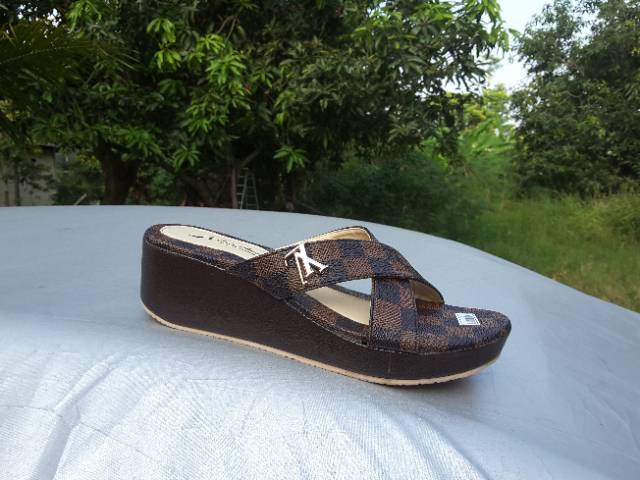 Sandal Wanita Tali Silang motif Damier kotak kotak DV112 COKLAT