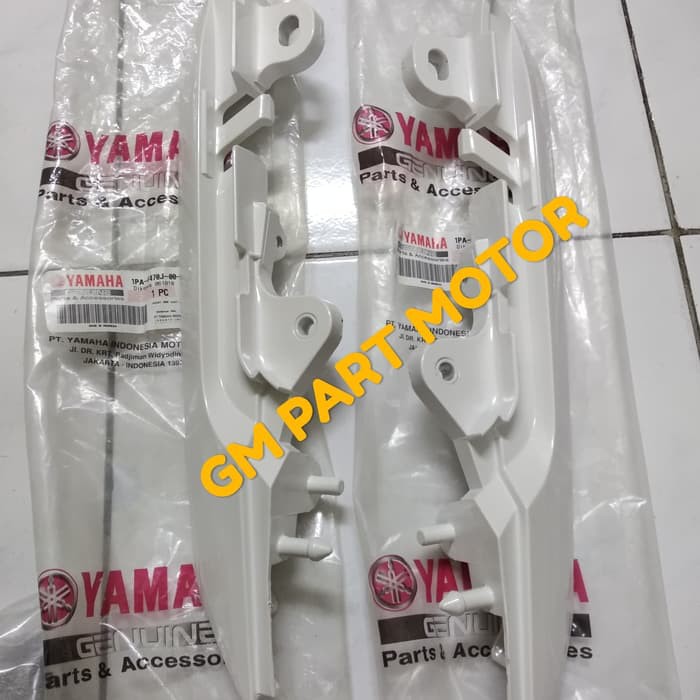 Cover Body belakang behel belakang Vixion new nva NVL putih original YAMAHA