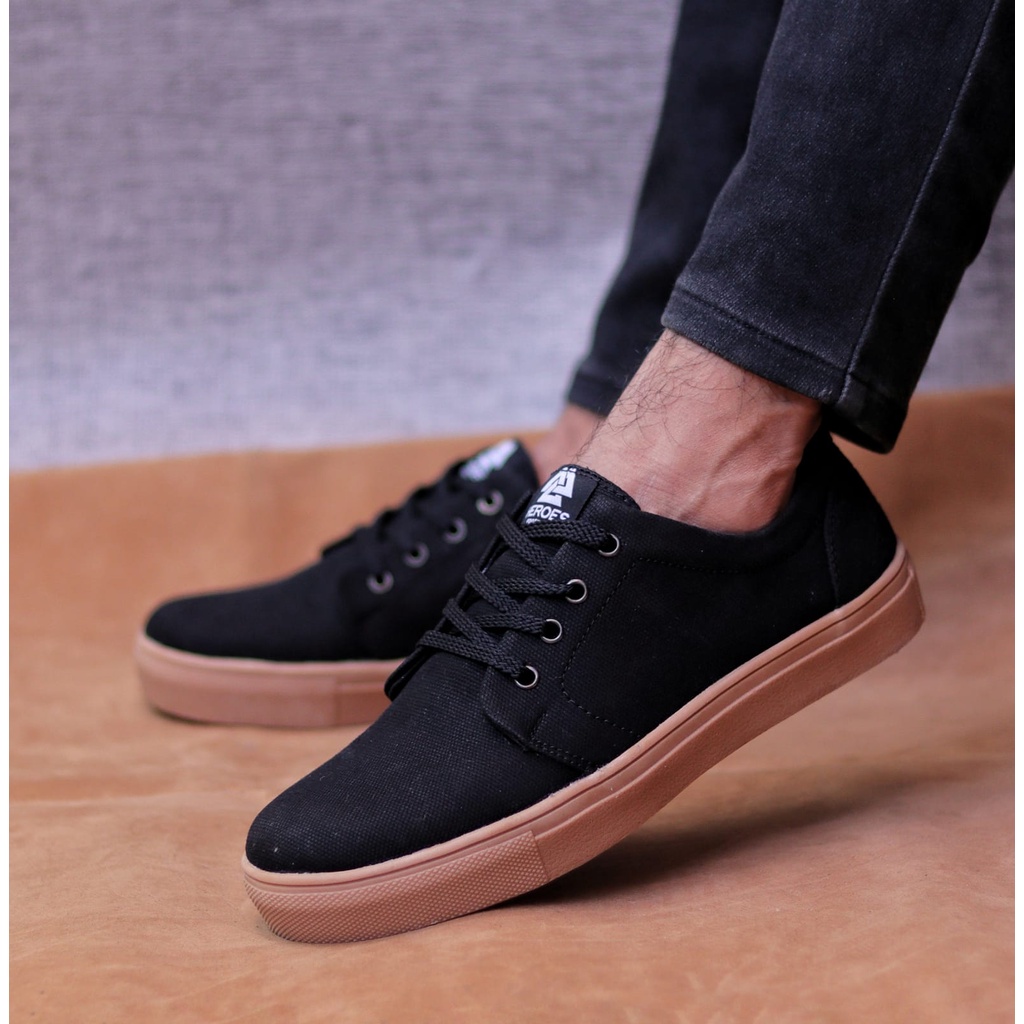 NERO Sepatu Kasual Sneakers Pria Original Sepatu Skate Cowok Trendy Simple Murah Anti Slip