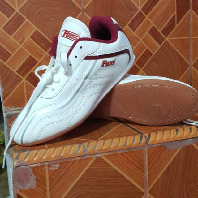 Sepatu fans