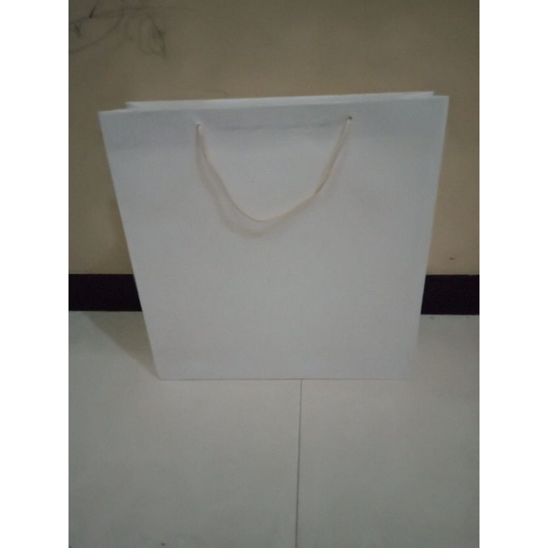 

paperbag warna putih laminasi uk 37*37*11