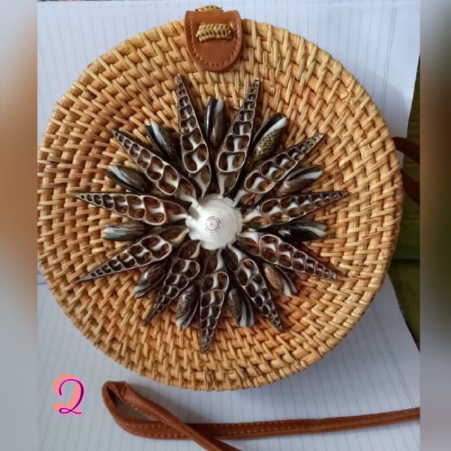 Tas Rotan Hias Kerang Hitam 20cm