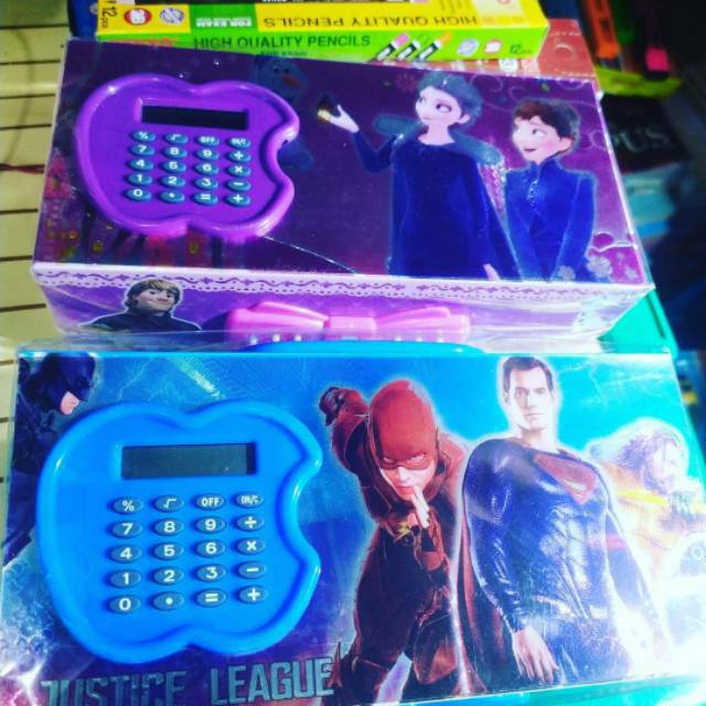 

Tempat Pensil Koper FROZEN / JUSTICE LEAGUE Kalkulator Metalik