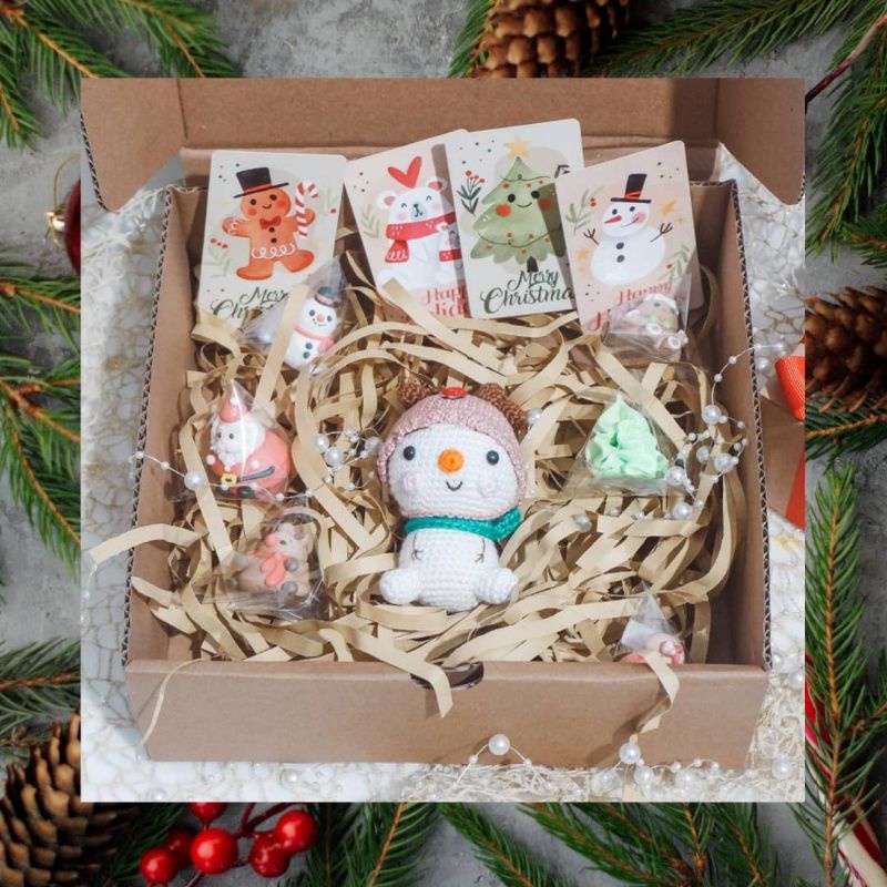 

HAMPERS NATAL AMIGURUMI SNOWMAN TOPI