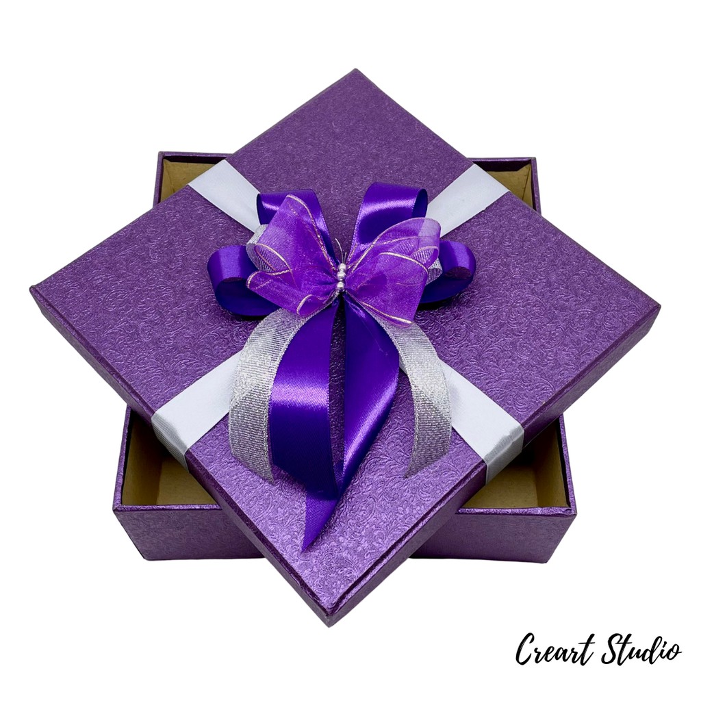 

Kotak Kado Gift Box 20x20 cm Tinggi 7 cm - Purple