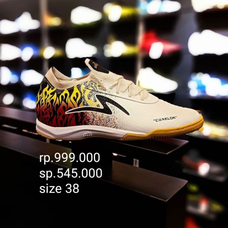 sepatu futsal SPECS ACC LIGHT SPEED II IN SE klok white/gold