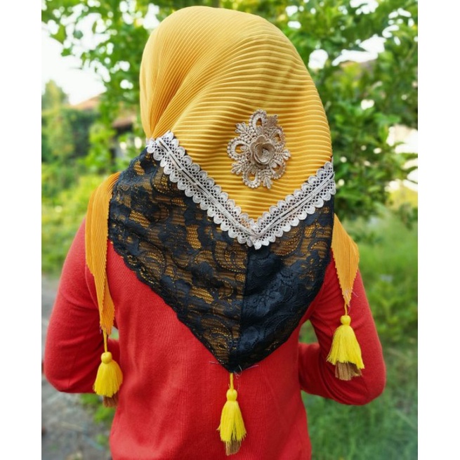 HIJAB JILBAB KERUDUNG SEGIEMPAT PLISKET DIVA SQUARE RENDA HITAM TASEL POMPOM