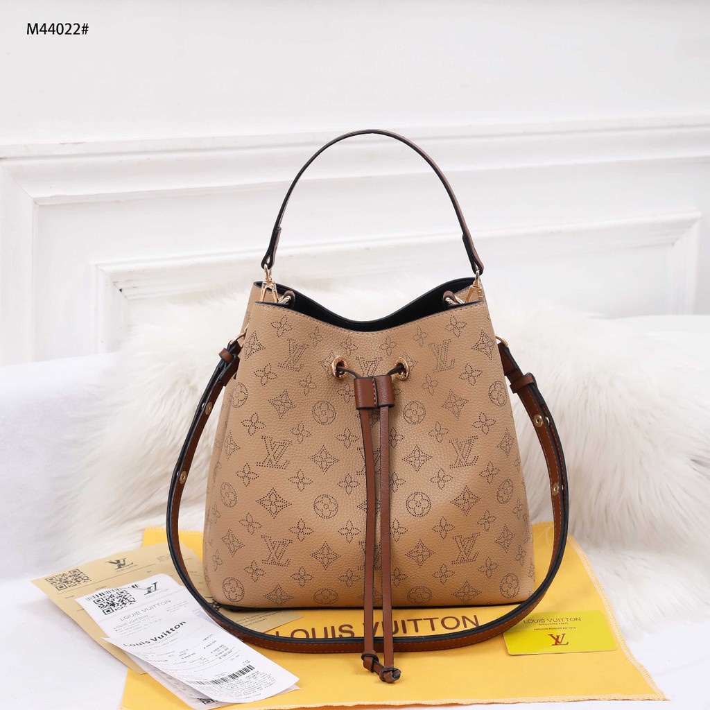 T Louis Vuitton NeoNoe Togo Leather in Monogram M44022