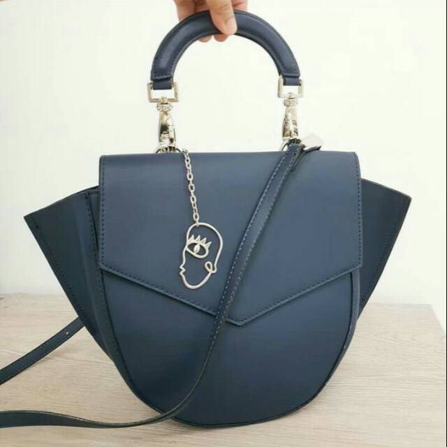 

Charles and keith ORIGINAL kode 324 size 25*128*12 cm, price 350.000 colour black navy maroon