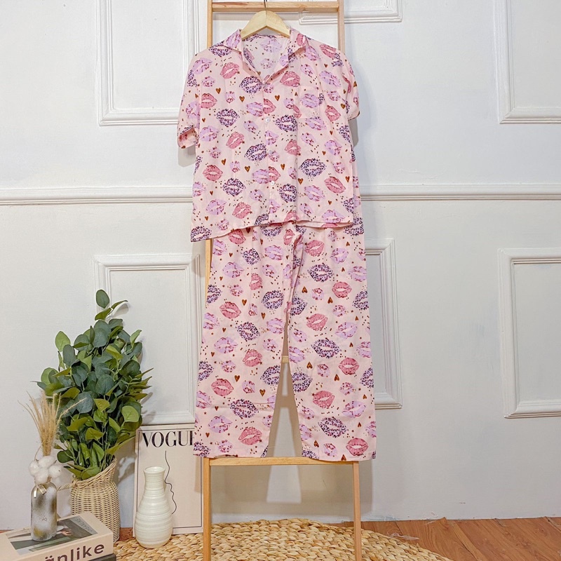 SETELAN LENGAN PENDEK PIYAMA BAJU TIDUR WANITA CEWEK BUSUI ONE SET RAYON MOTIF-KJPJ Pink Kiss