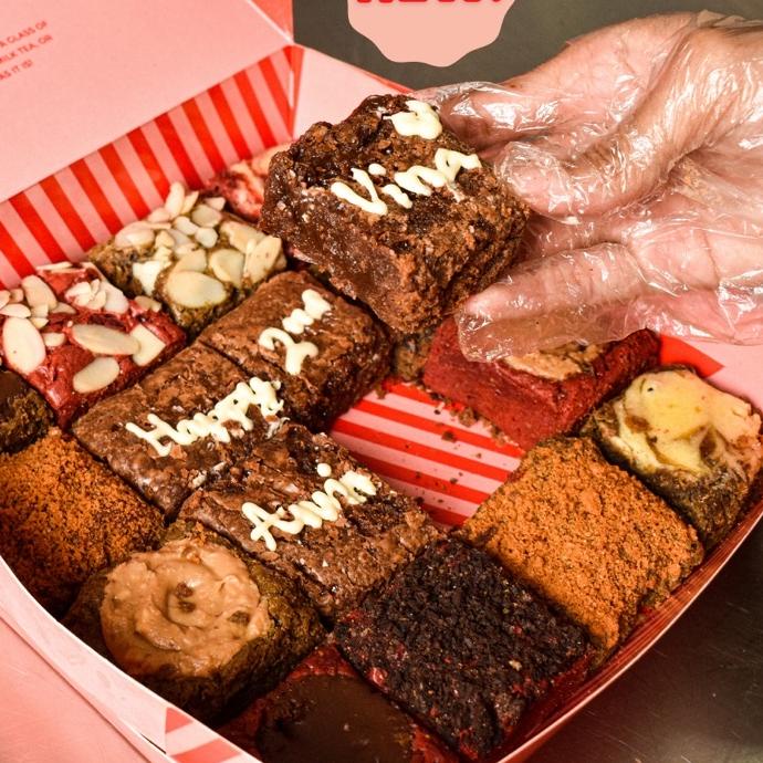 

Special - Rainbow Fudge Brownie Box Custom Tulisan
