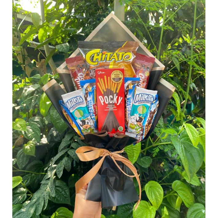 

(K) buket cowo BUKET SNACK BLACK LIST GOLD KERTAS CELLOPHANE / BUKET SNACK MEWAH / BUKET SNACK MENARIK / BUKET SNACK HADIAH WISUDA / HADIAH SIDANG / WEDDING / ANNIVERSARY / HADIAH PACAR / JAJANAN / BINGKISAN / SIDANG SKRIPSI /