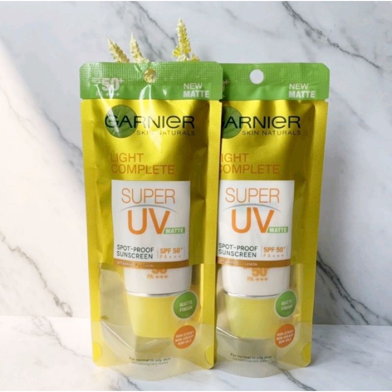 Garnier Light Complete Super UV Spot-Proof Sunscreen SPF 50+ natural finish / Matte finish