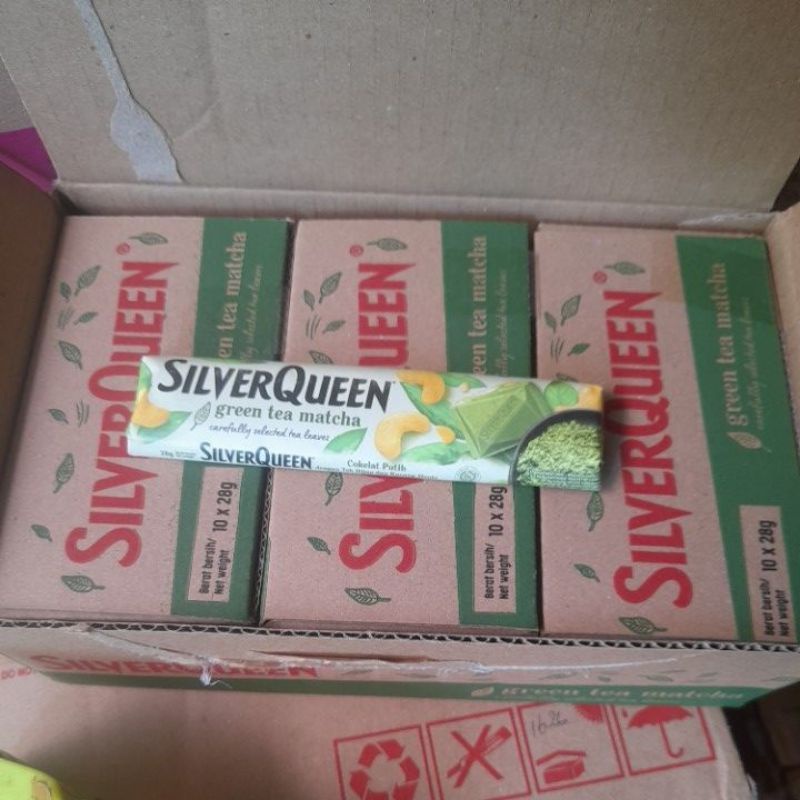 

SILVERQUEEN MATCHA 1 BOX ISI 30 PCS, COKLAT SILVERQUEEN GREEN TEA MATCHA 1 BOX 22GR X 30 CHOCOLATE