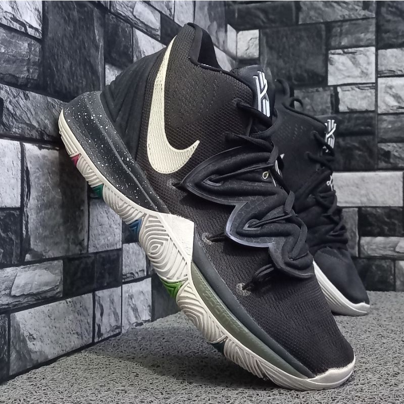 N1KE KYRIE 5 BLACK MAGIC second size 42,5