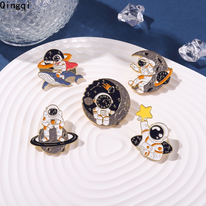 Bros Pin Enamel Bentuk Astronot Planet Roket Whale Star Moon Galaxy Coffee Bahan Metal Untuk Hadiah