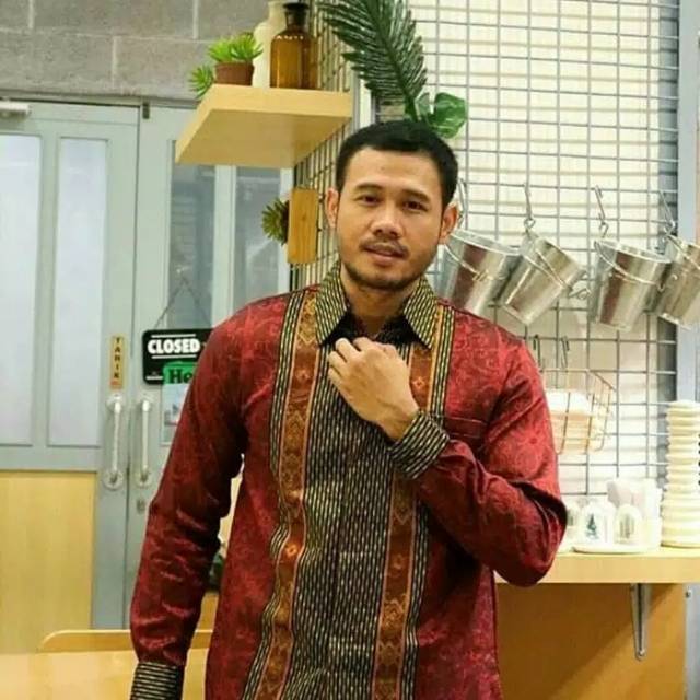 Kemeja tenun songket baron