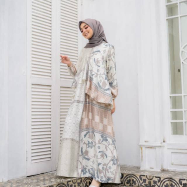 Rumi dress wearing klamby