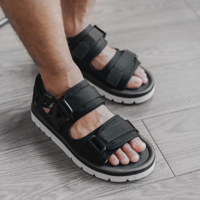 ALVIS BLACK ORIGINAL x JACK Sandal Casual Hitam Pria Sendal Gunung Kasual Jalan Santai Harian Main Hangout Lebaran Traveling Fashion Jepang Distro Remaja Dewasa Outdoor Adventure Premium Travelling Footwear Tali 2 Strap Keren Terbaru Kekinian Branded