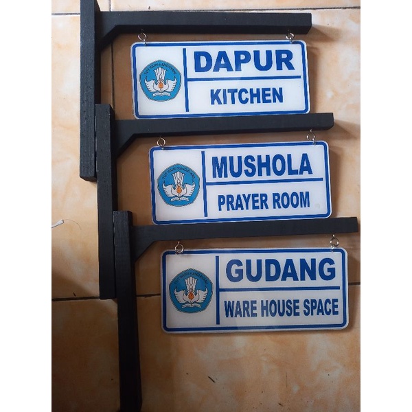 Papan nama akrilik + gantungan kayu untuk kelas kantor 1-2 hari jadi