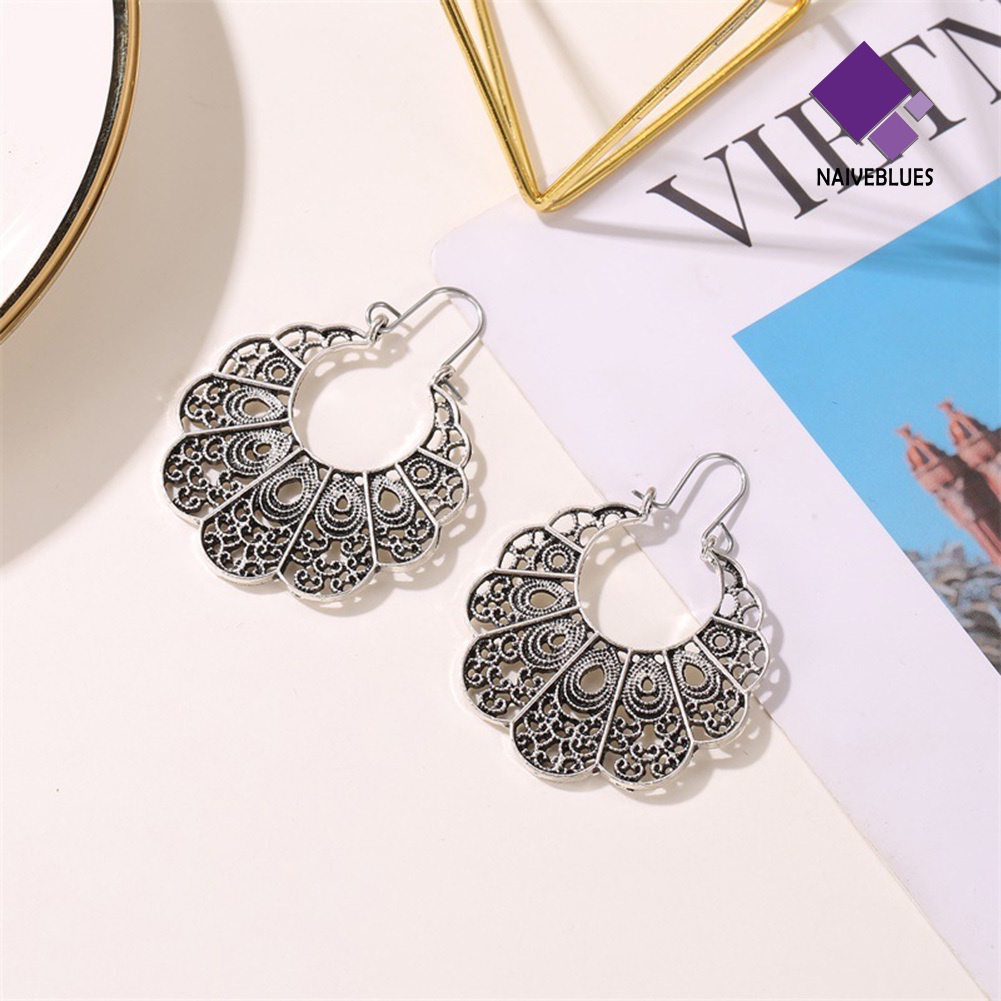 Anting Hoop Geometris Bentuk Bunga Hollow Out Gaya Vintage Untuk Wanita