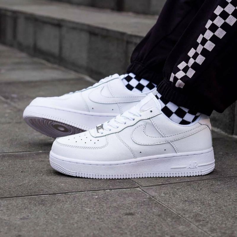 SEPATU SNEAKER NIKE AIR FORCE 1 LOW TRIPLE WHITE