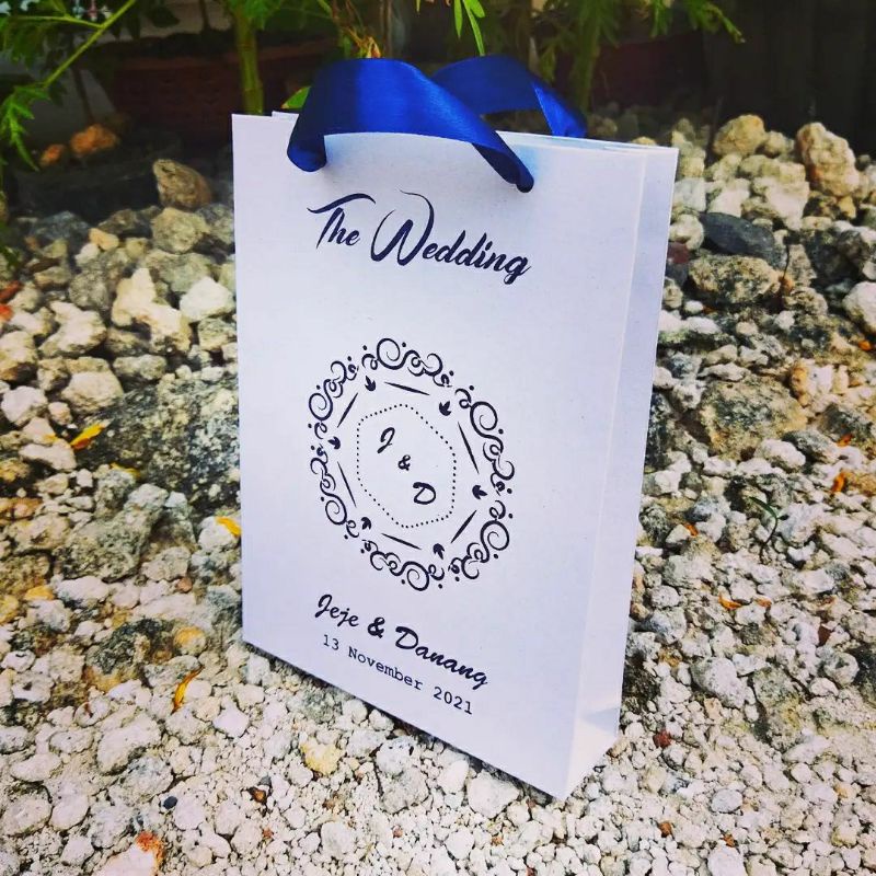 

PAPERBAG SOUVENIR WEDDING, SPESIAL WEDDING, KRAFT PUTIH SABLON DESIGN CUSTOM