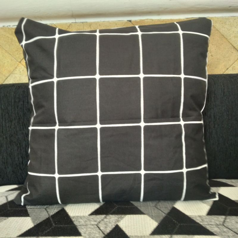 sarung bantal sofa motif kotak putih