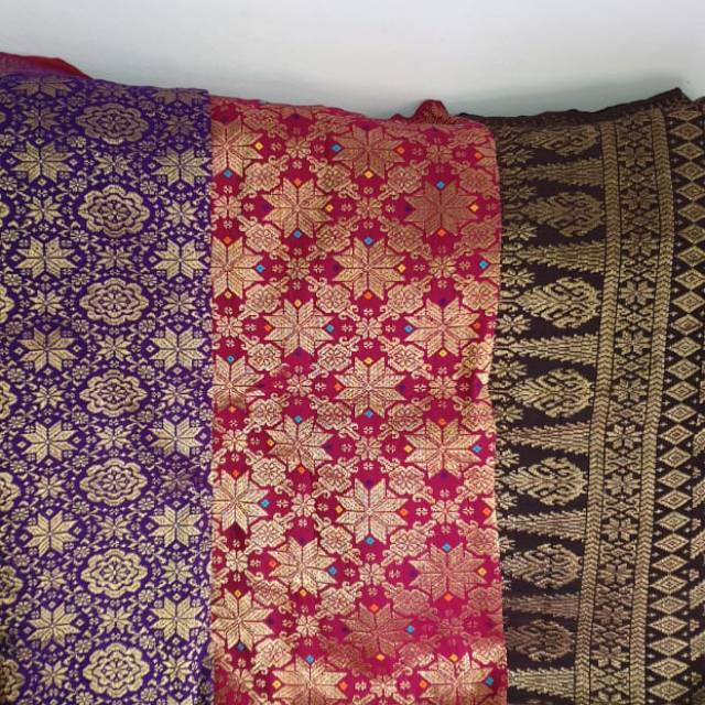 Kain Songket tenun benang emas khas Palembang