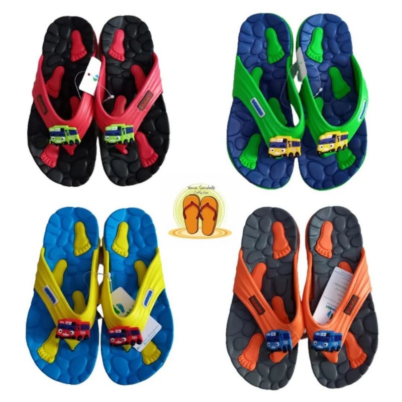 sandal kanan kiri anak