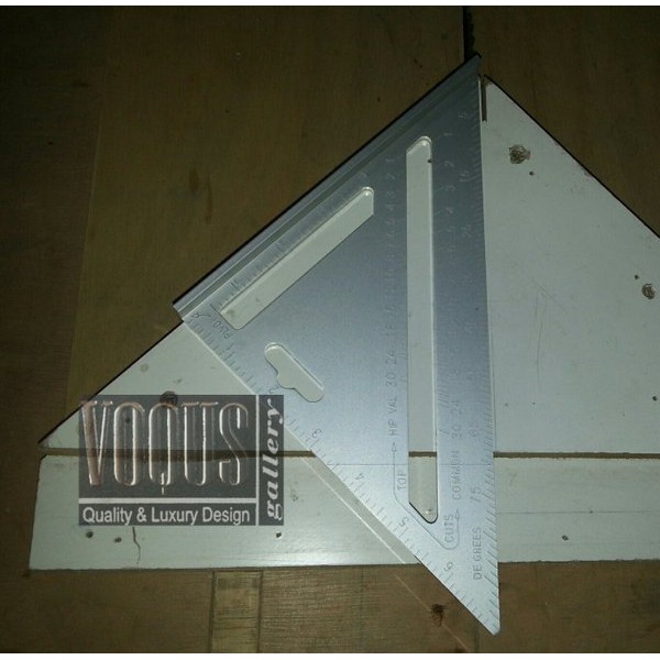 

JM89O PENGGARIS SIKU SEGITIGA ALUMUNIUM PON 7 inch atau SPEED SQUARE PON BERKUALITAS