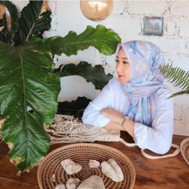 Medewi scarf dian pelangi DP studio bukan ria miranda